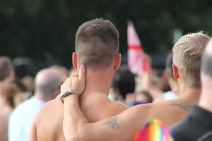 Zwei Gay Männer oben ohne umarmen sich auf einer öffentlichen Veranstaltung