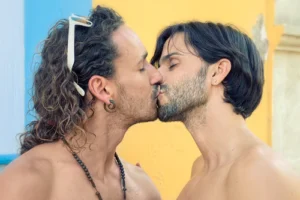 Schwules Paar küsst sich