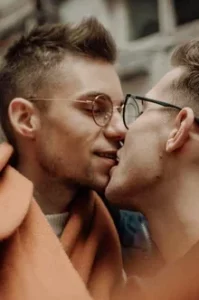 Zwei schwule Männer küssen sich