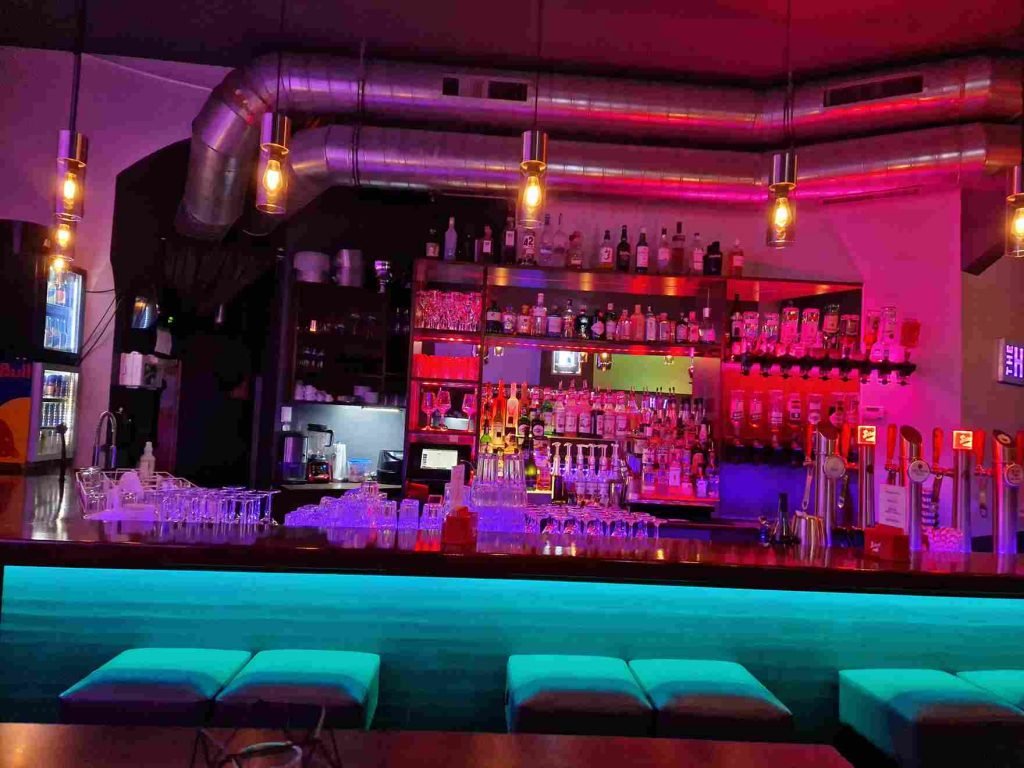 Blick auf die bunt beleuchtete Theke der Bar The Hive in Wien