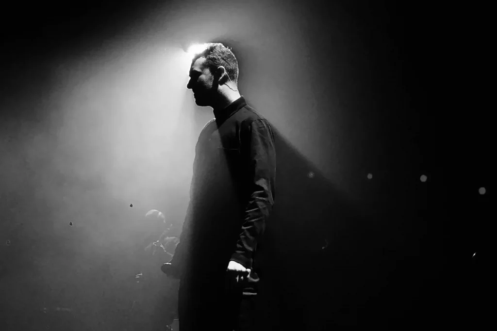 Schwarz Weiß Bild von Sam Smith auf einer Bühne
