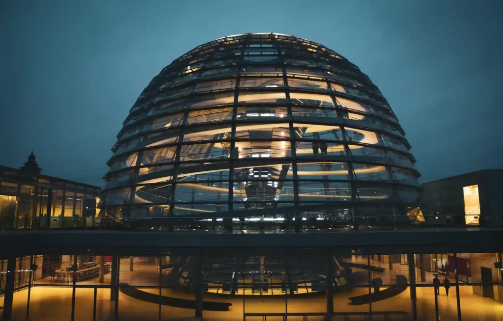 Blick auf die erleuchtete Kuppel des Berliner Reichstags