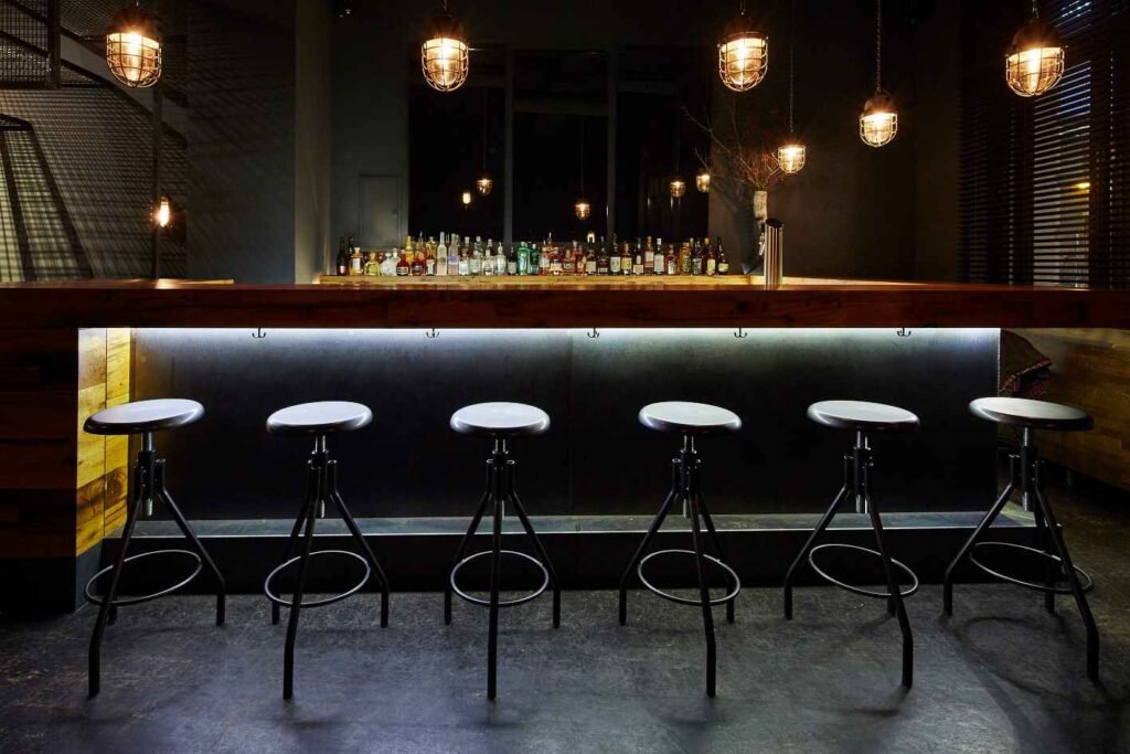 Blick auf die stilvoll beleuchtete Theke der Bar The Coven in Berlin Mitte