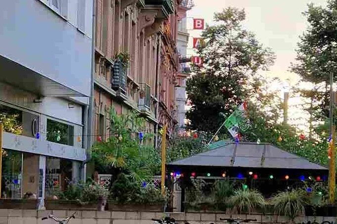 Blick auf den Außenbereich des Cafe Solo Mannheim