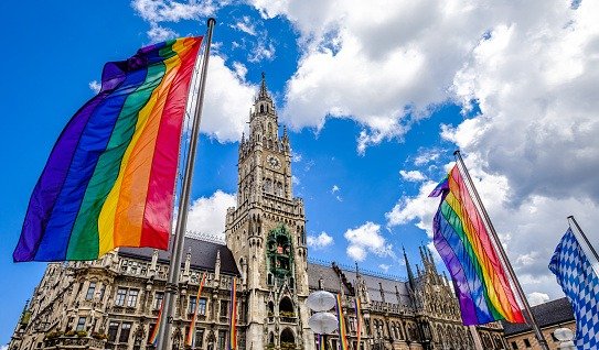 Regenbogenfahnen wehen vor dem Münchner Rathaus