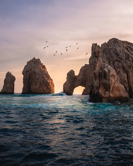 Felsküste im Meer bei Sonnenuntergang als Ziel einer gemeinsamen Reise