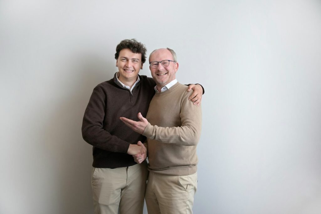 Zwei ältere Männer umarmen sich und lachen