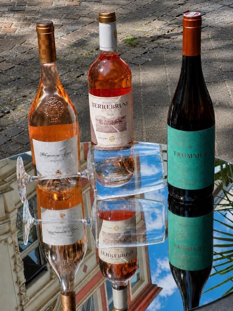 Flaschen für Aperitifs und gefüllte Gläser im Cafe Rico in Köln