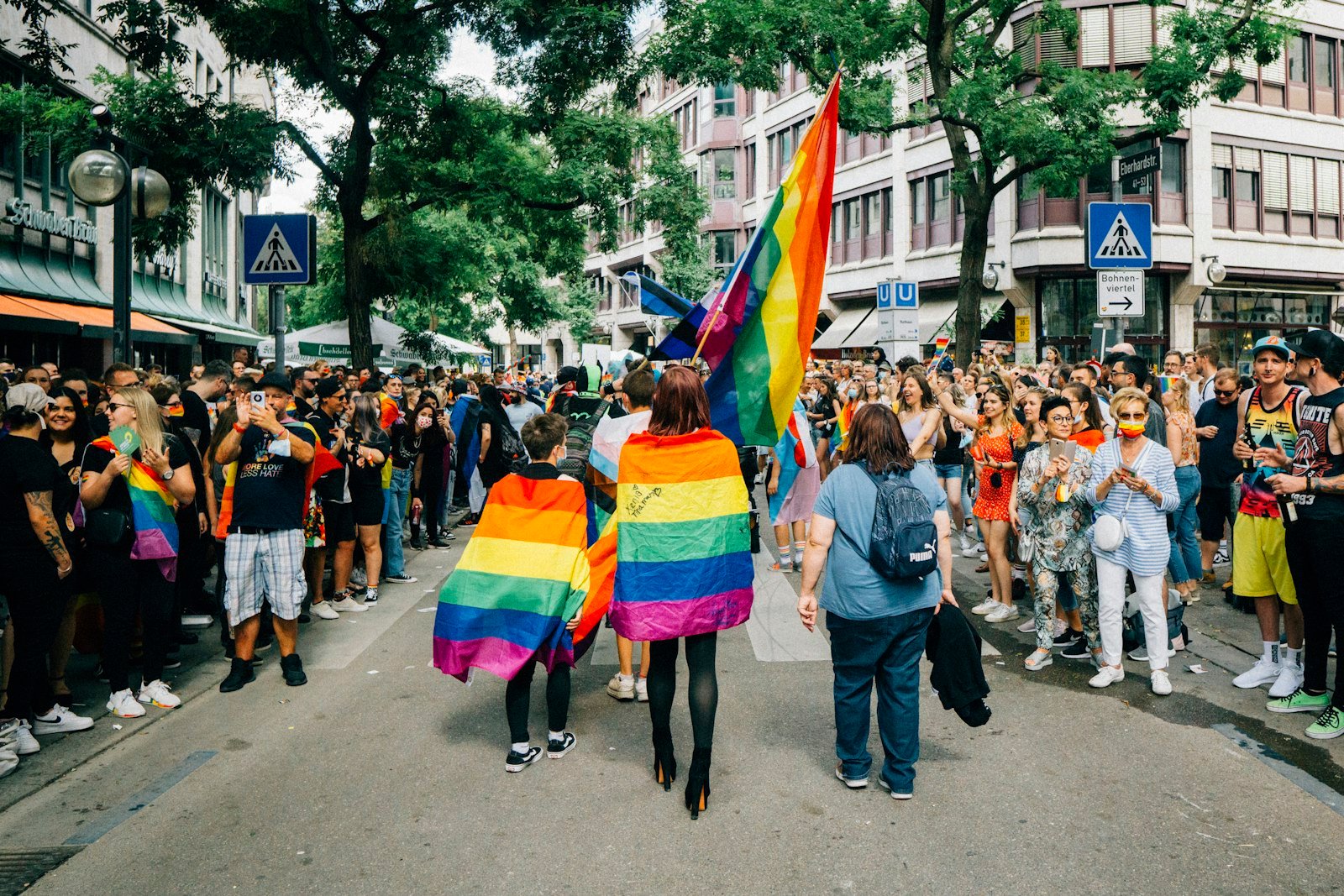 Menschen mit Regenbogenfahnen auf einer CSD-Parade
