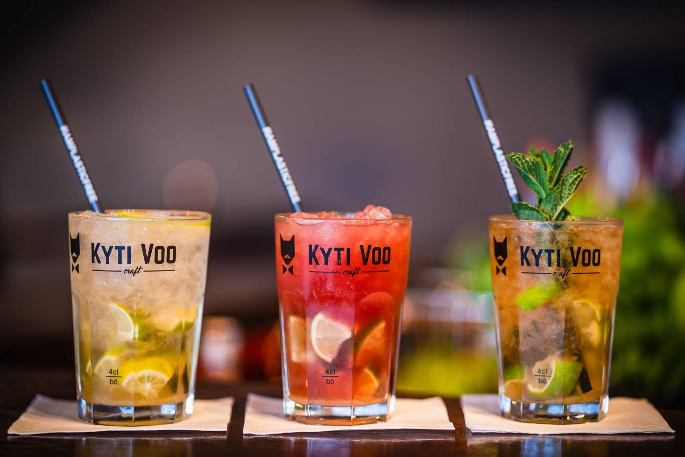 Bunte Drinks auf der Theke der Kyti Voo Bar in Hamburg