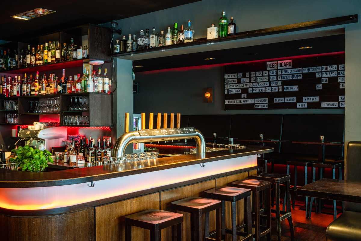 Theke der Kyti Voo Bar in Hamburg mit Flaschenregal