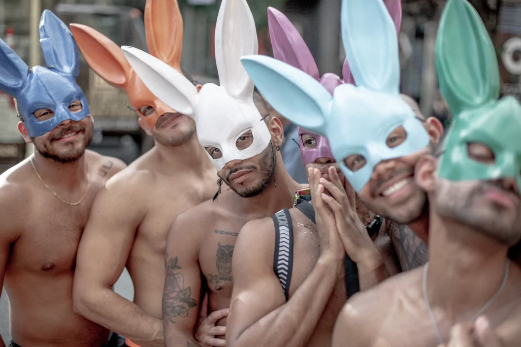Männer mit Hasenmasken bei einer Party