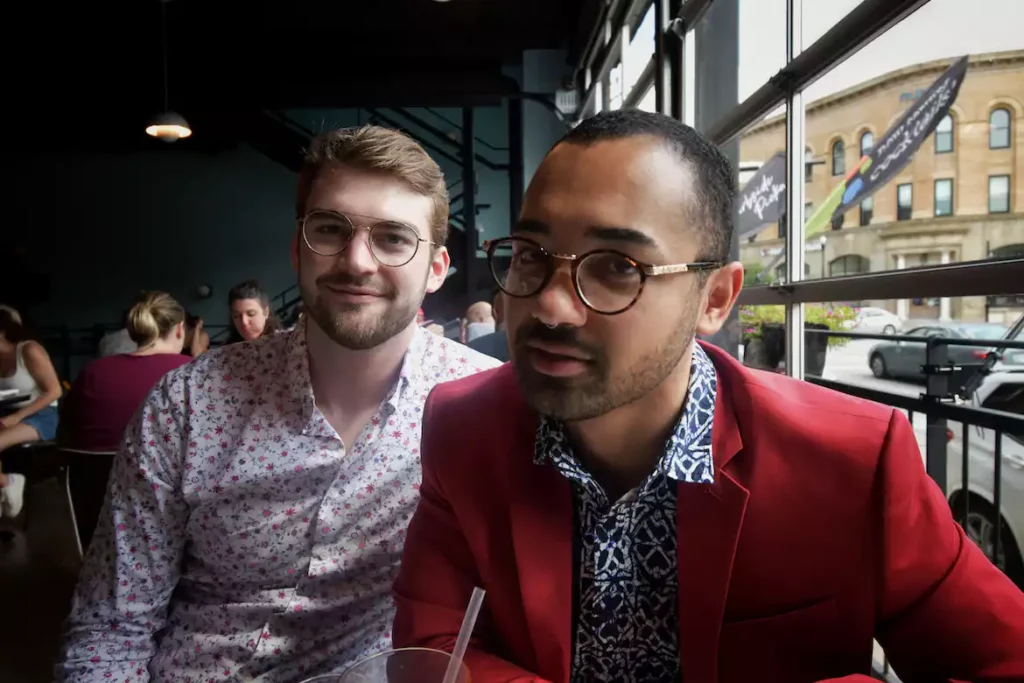 Zwei Männer beim gay dating