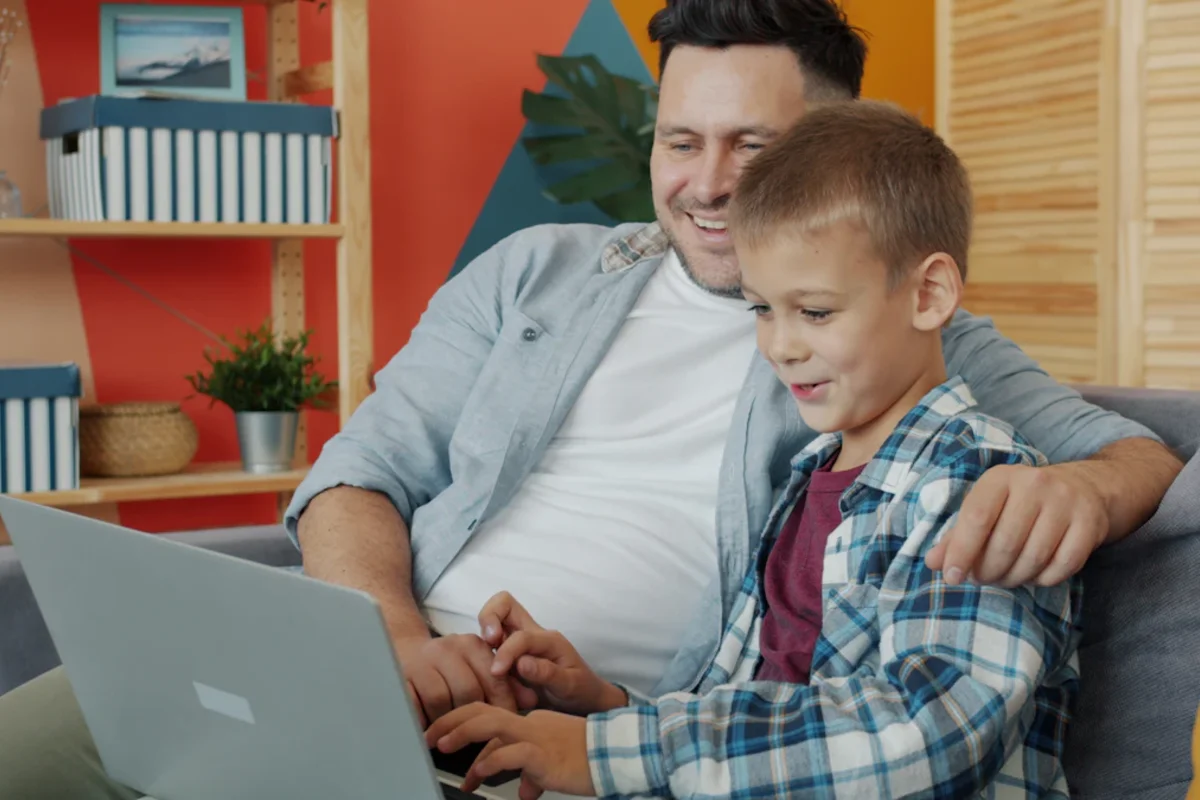 Mehr über den Artikel erfahren Coming-out vor den eigenen Kindern: Wann und wie du es ihnen sagst