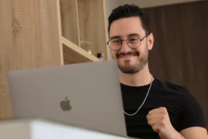 Mehr über den Artikel erfahren Fernbeziehung unter Männern: So bleibt ihr euch nah